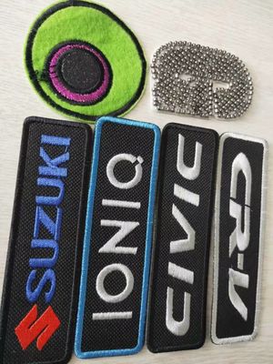 Automatic Edge Tracking CO2 Laser Cutter , Clothing Label Logo Laser Engraving Cutting Machine